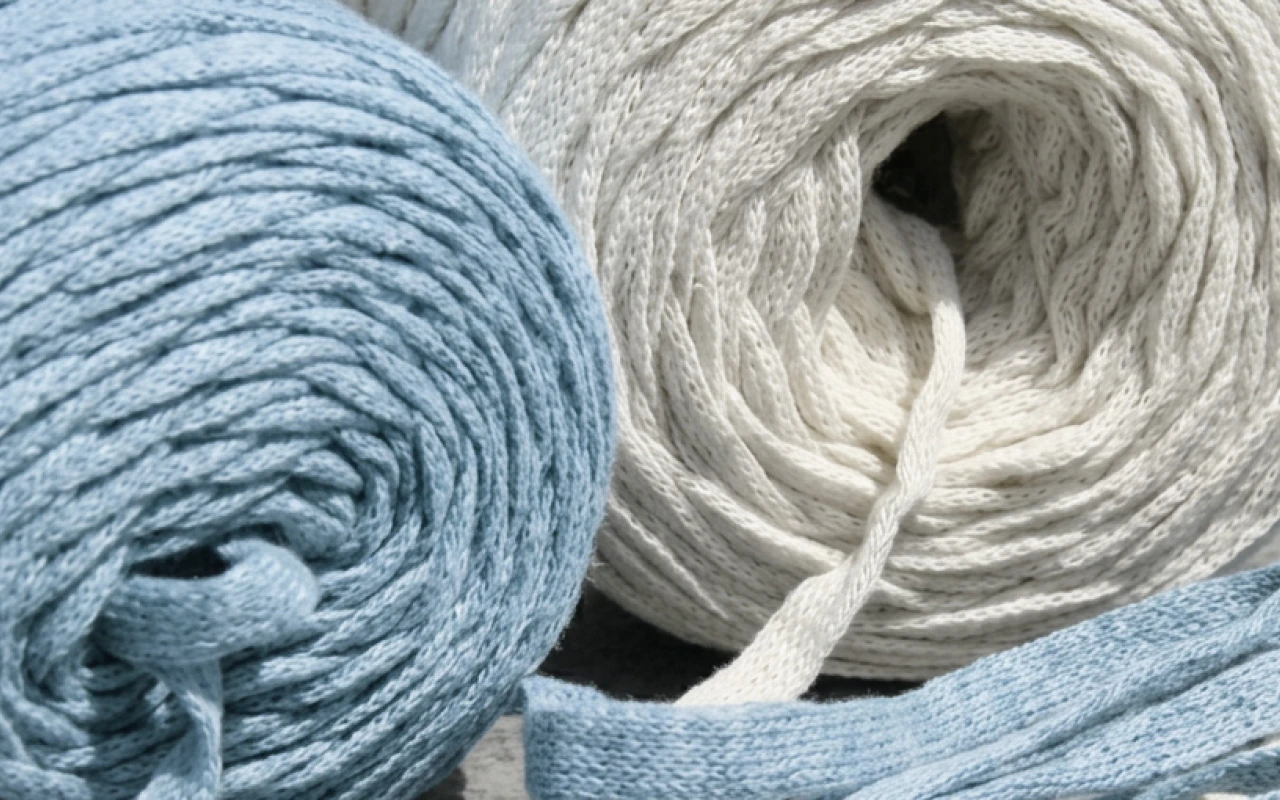 2 coloured yarns in light blue and white.