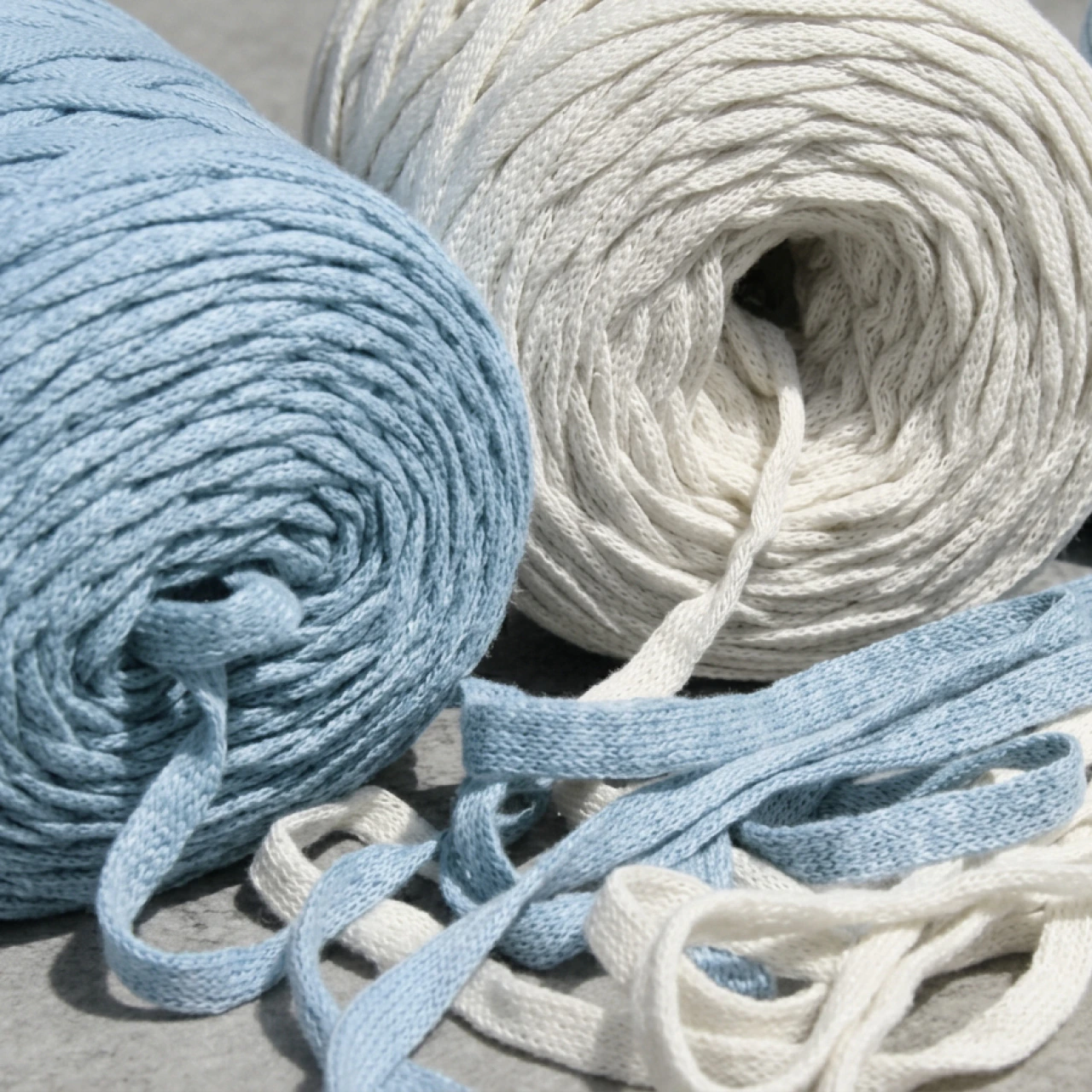 2 coloured yarns in light blue and white.