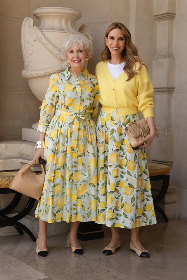 Influencerin Alexandra Lapp mit ihrer Mutter. Alexandra trägt unseren Zitronenkleid mit weißem Body, Alexandras Mutter trägt ein langarm Midikleid mit ganzheitlichem Zitronendruck.