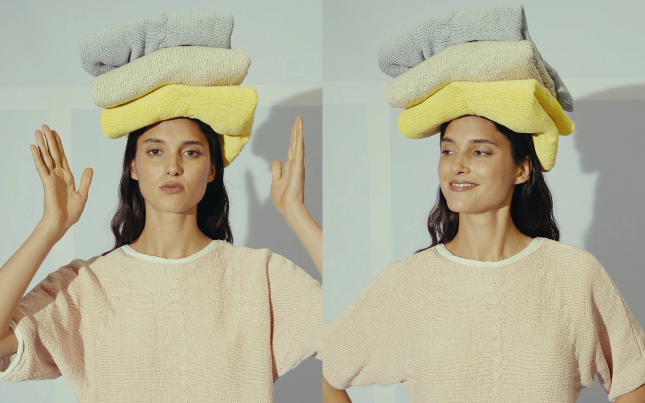 Zweigeteiltes Bild, auf beiden Frau mit einen beigen Pullover die gefaltete Pullover in gelb, blau und beige auf dem Kopf balanciert.