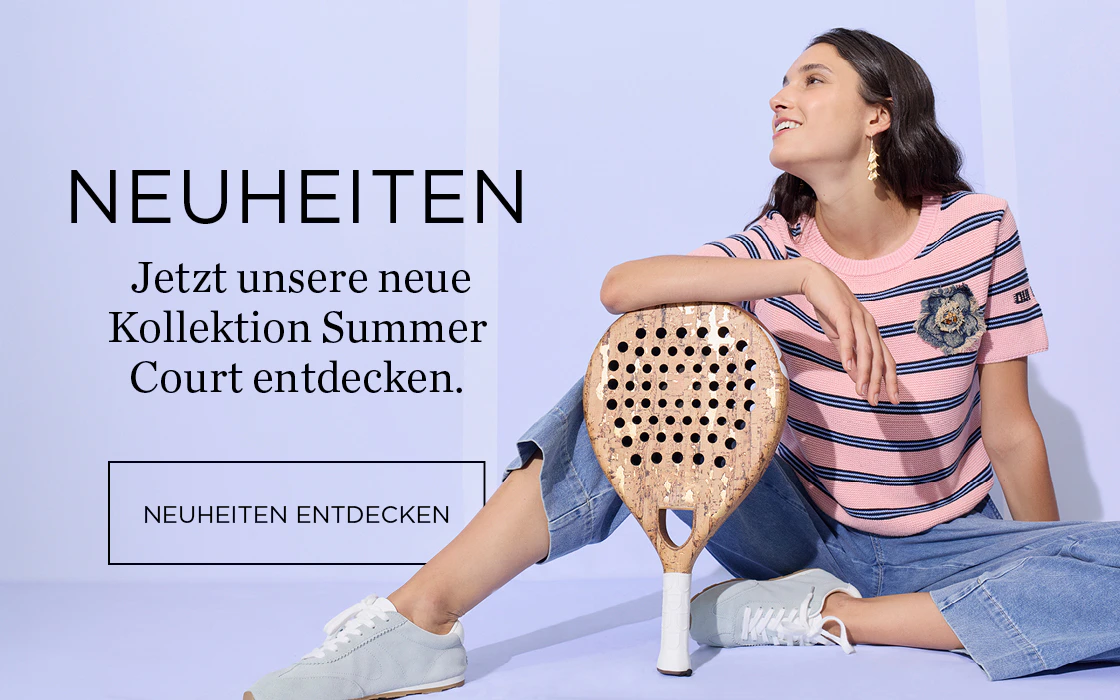 Rechts: Model trägt gestreiftes rosa Strickshirt mit Denim in blau. Links: Schriftzug Neuheiten. Jetzt unsere neue Kollektion Summer Court entdecken.