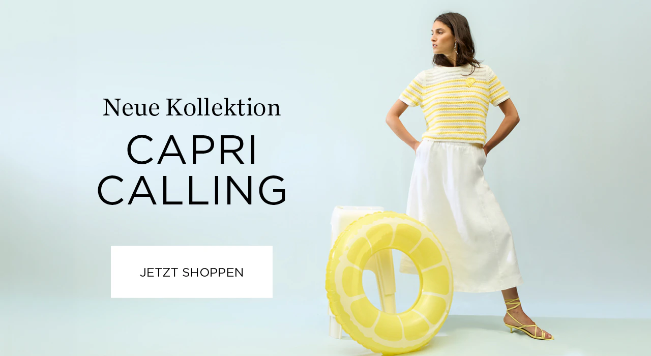 Model trägt gelbes Streifenshirt mit weißem Midirock. Schwimmreif in Zitronenform als Deko. Schriftzug: Neue Kollektion Capri Calling. 