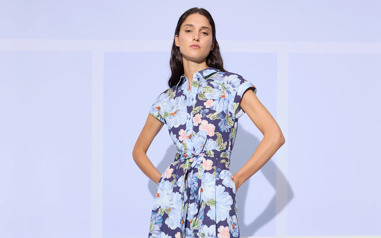 Frau in Kleid mit hellblauem Blumendruck.