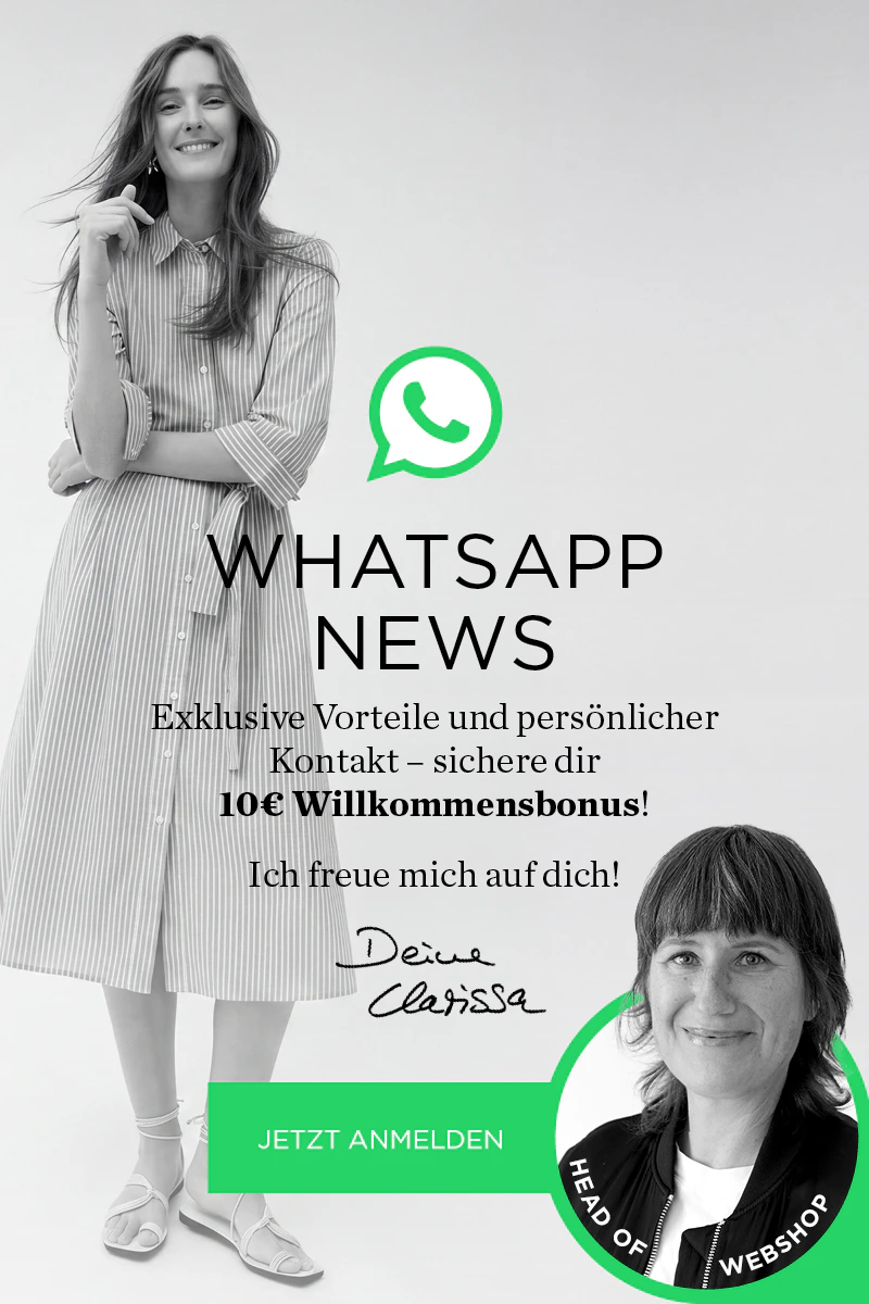 Ein Model trägt ein Kleid. Der Banner verweist auf den WhatsApp Kanal mit dem man News und einen 10 EUR Willkommensbonus bei Anmeldung erhalten kann. Rechts unten ist ein Bild von einer Frau die Head of Webshop - Clarissa heißt. Sie lächelt. Es gibt einen grünen Anmelde Button mit "jetzt anmelden".