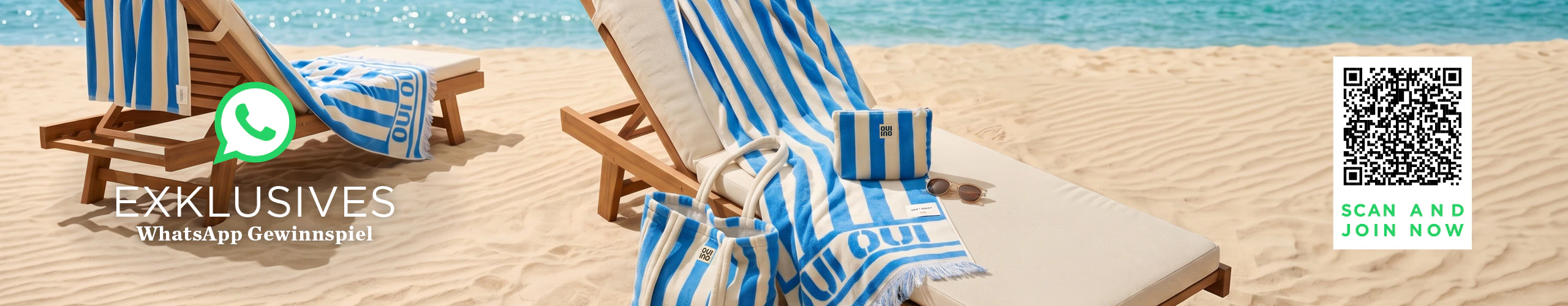 Eine Sonnenliege am Strand mit einem weiß-blau gestreiften Handtuch mit Oui Logo und Fransenkante, eine weiß-blaue Strandtasche und im selben Stil eine kleine Tasche. Exklusives WhatsApp Gewinnspiel. QR Code Scan and join now.