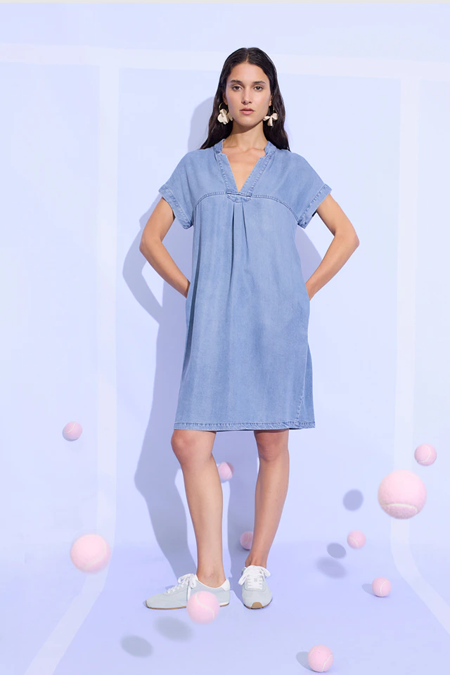Model trägt Denim Minikleid in blau 