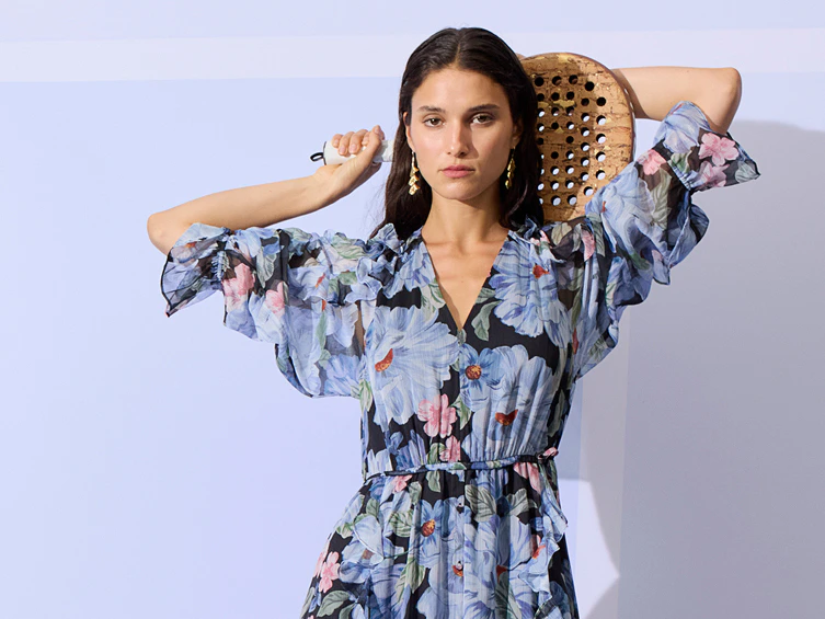 Model trägt Sommerkleid in blau mit Blumenmuster