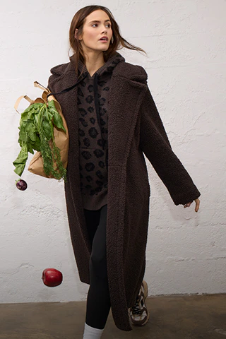 Women’s fashion from Oui, featuring a teddy coat, a knitted hoodie and trousers from the latest collection.
