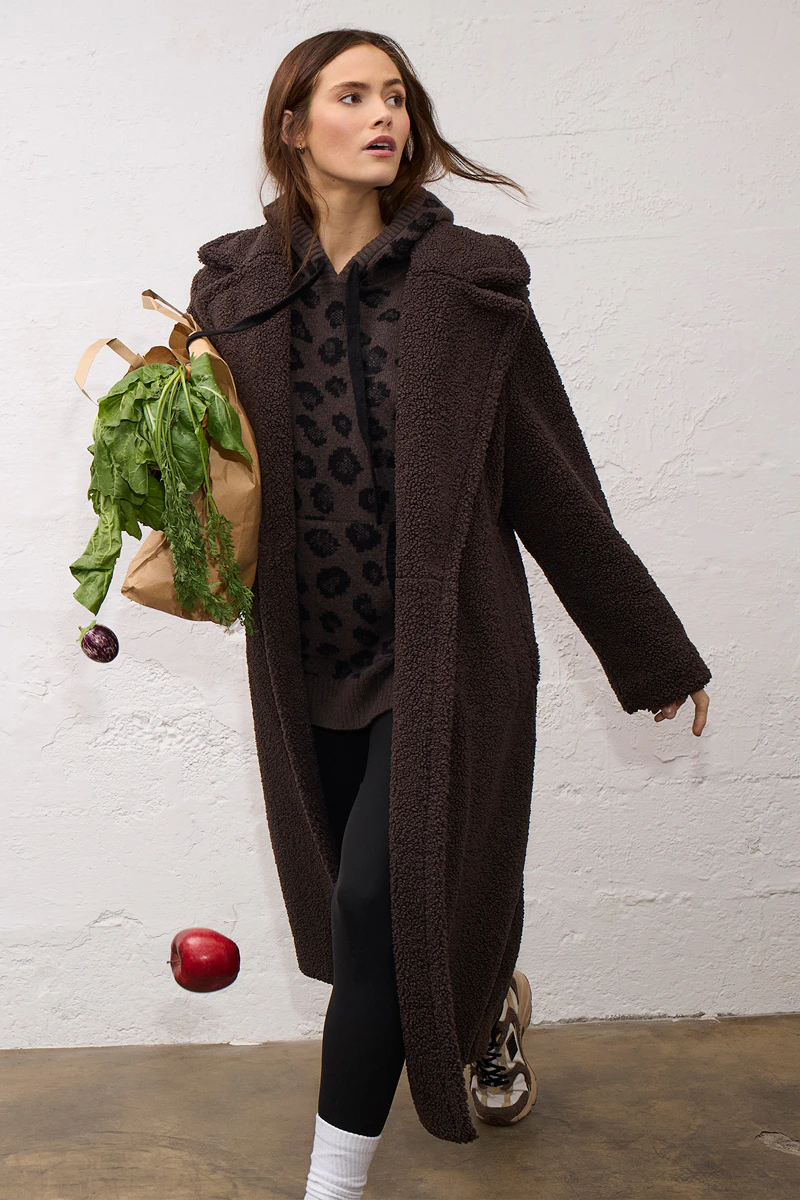 Damenmode von Oui mit Teddy-Mantel, Strick-Hoodie und Hose aus der aktuellen Kollektion.