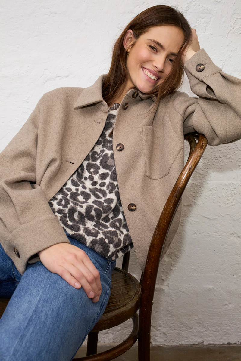 Women’s fashion from Oui, featuring a jacket, a leopard-print jumper and jeans.