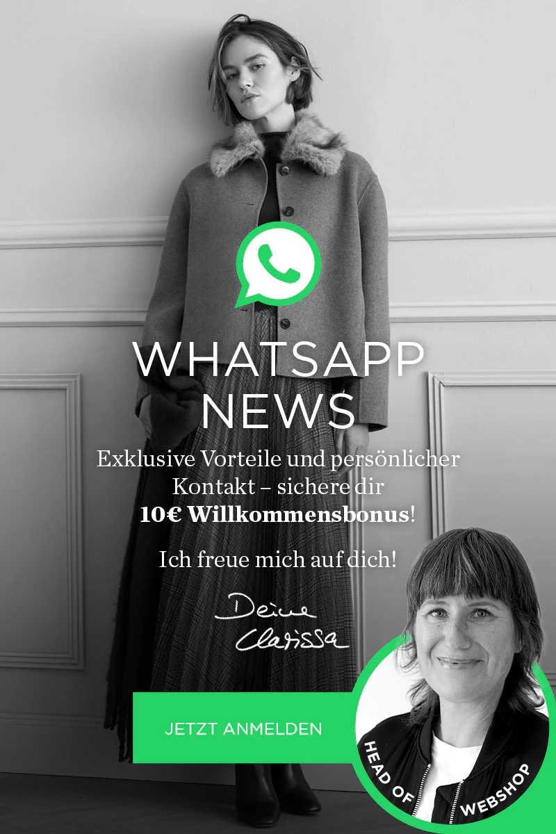 Ein Model trägt eine Jacke, Pullover darunter und einen Rock. Der Banner verweist auf den WhatsApp Kanal mit dem man News und einen 10 EUR Willkommensbonus bei Anmeldung erhalten kann. Rechts unten ist ein Bild von einer Frau die Head of Webshop - Clarissa heißt. Sie lächelt. Es gibt einen grünen Anmelde Button mit "jetzt anmelden".