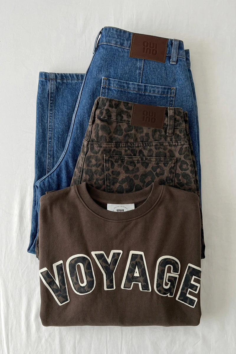 Women’s fashion from Oui, featuring sweatshirts and jeans in plain colours and leopard print.