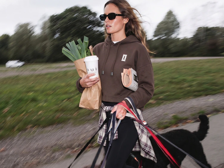 Opener zum Oui Magazinbeitrag „Life on the Go“ mit Hoodie, karierter Bluse und Leggings