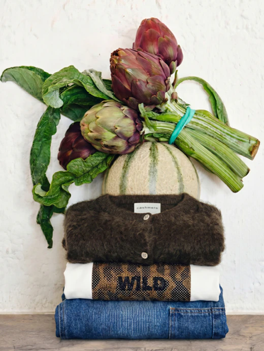 Women’s fashion from Oui, featuring a cashmere cardigan, T-shirt and jeans.