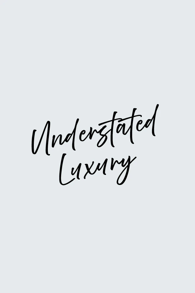Quote auf grauem Hintergrund: Understated Luxury