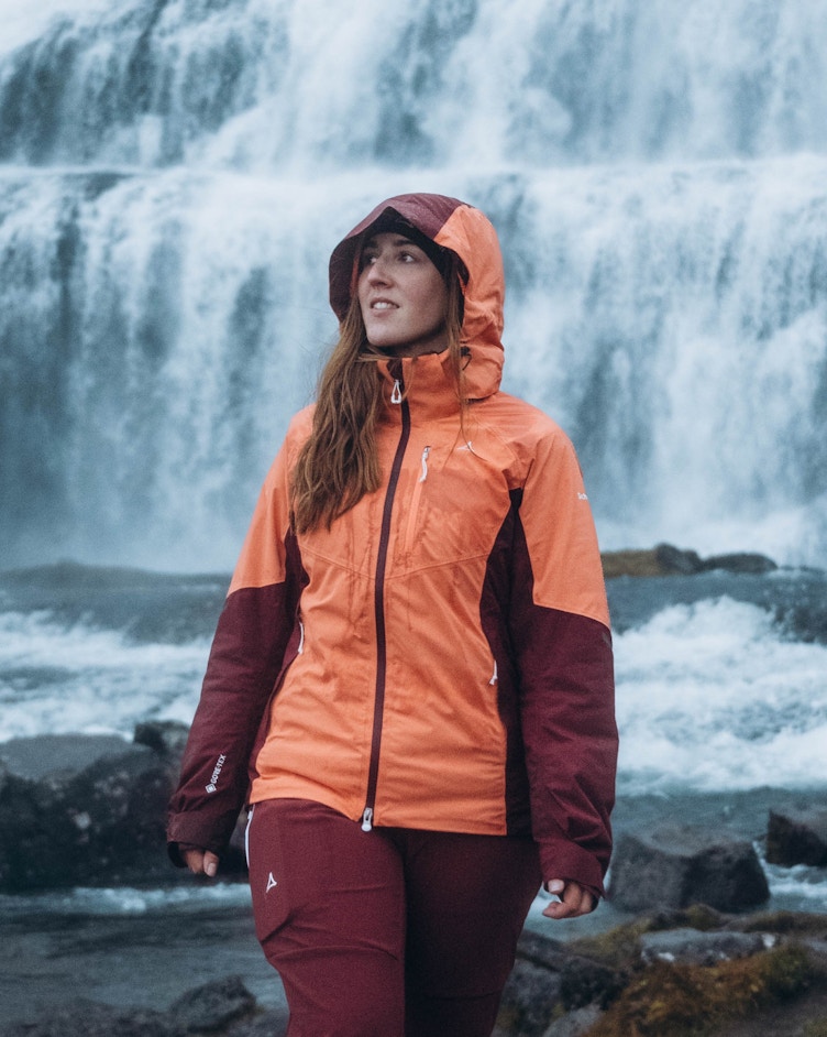 Wassersäule Regenjacke, Frau in Schöffel-Jacke vor Wasserfall, Schöffel