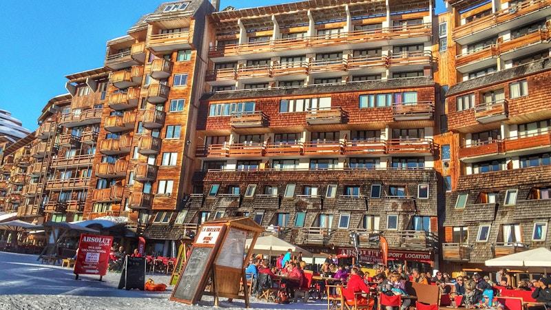 Beste Alpen-Skigebiete, Avoriaz mit charakteristischen Holzfassaden und Sonnenterrassen, Schöffel