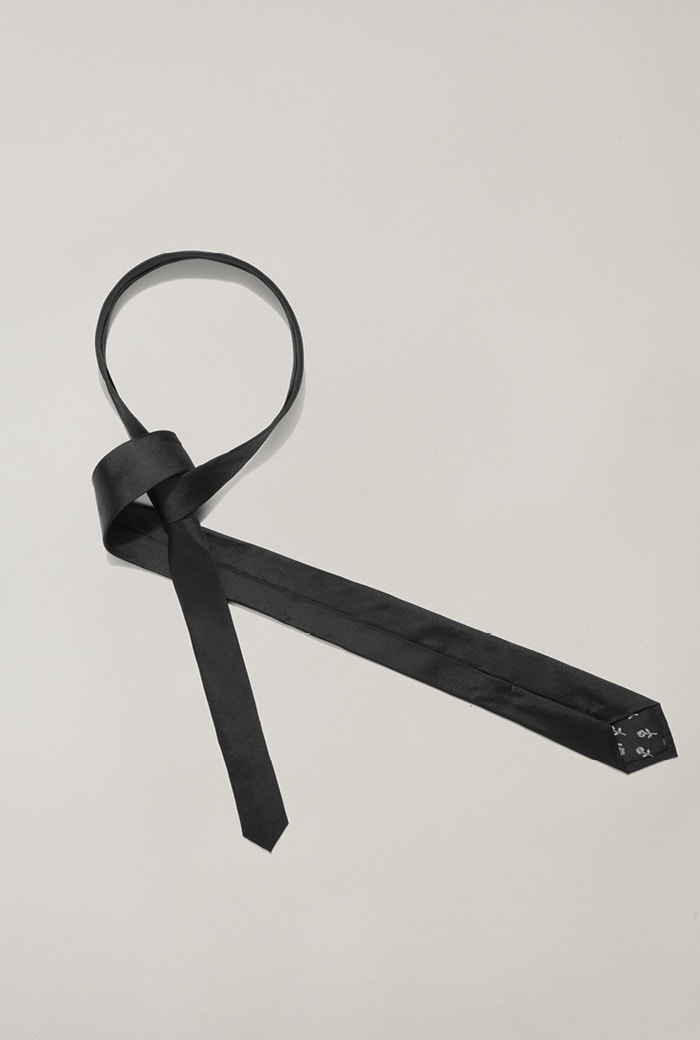 Tying a double windsor knot | Seidensticker