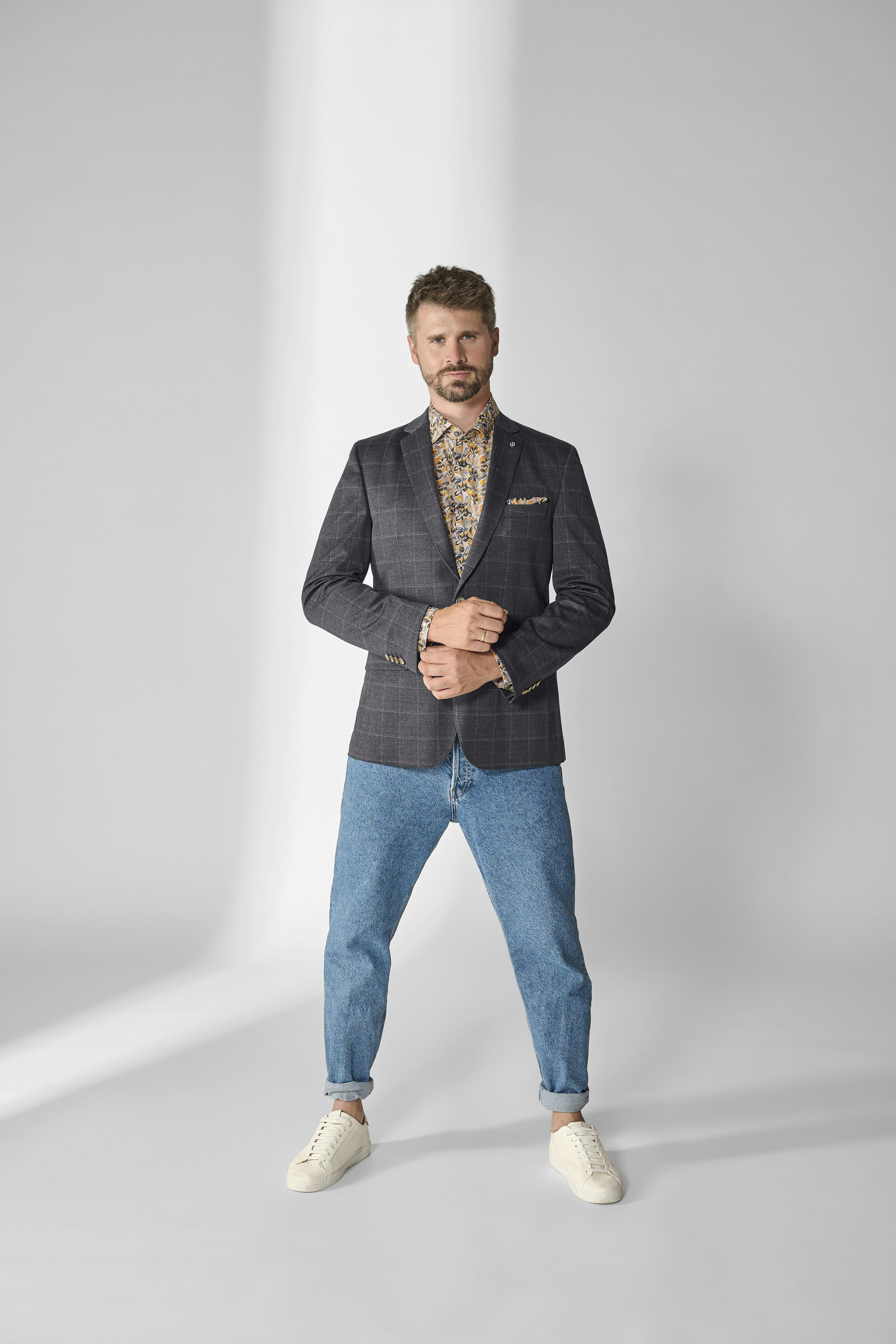 Thore Schölermann zeigt ein Printhemd mit einem karierten Sakko von Venti