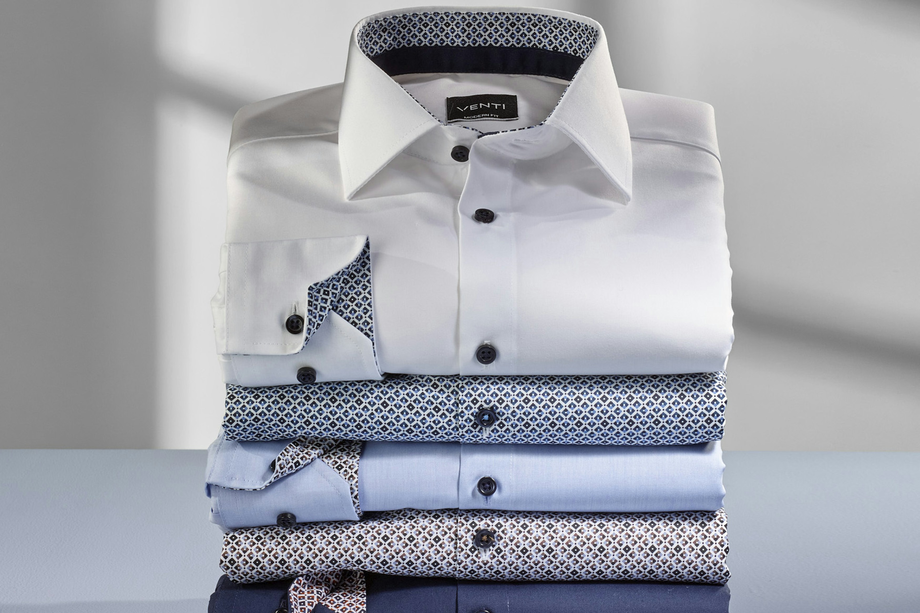 Hemden Stapel in uni und print Muster von Venti