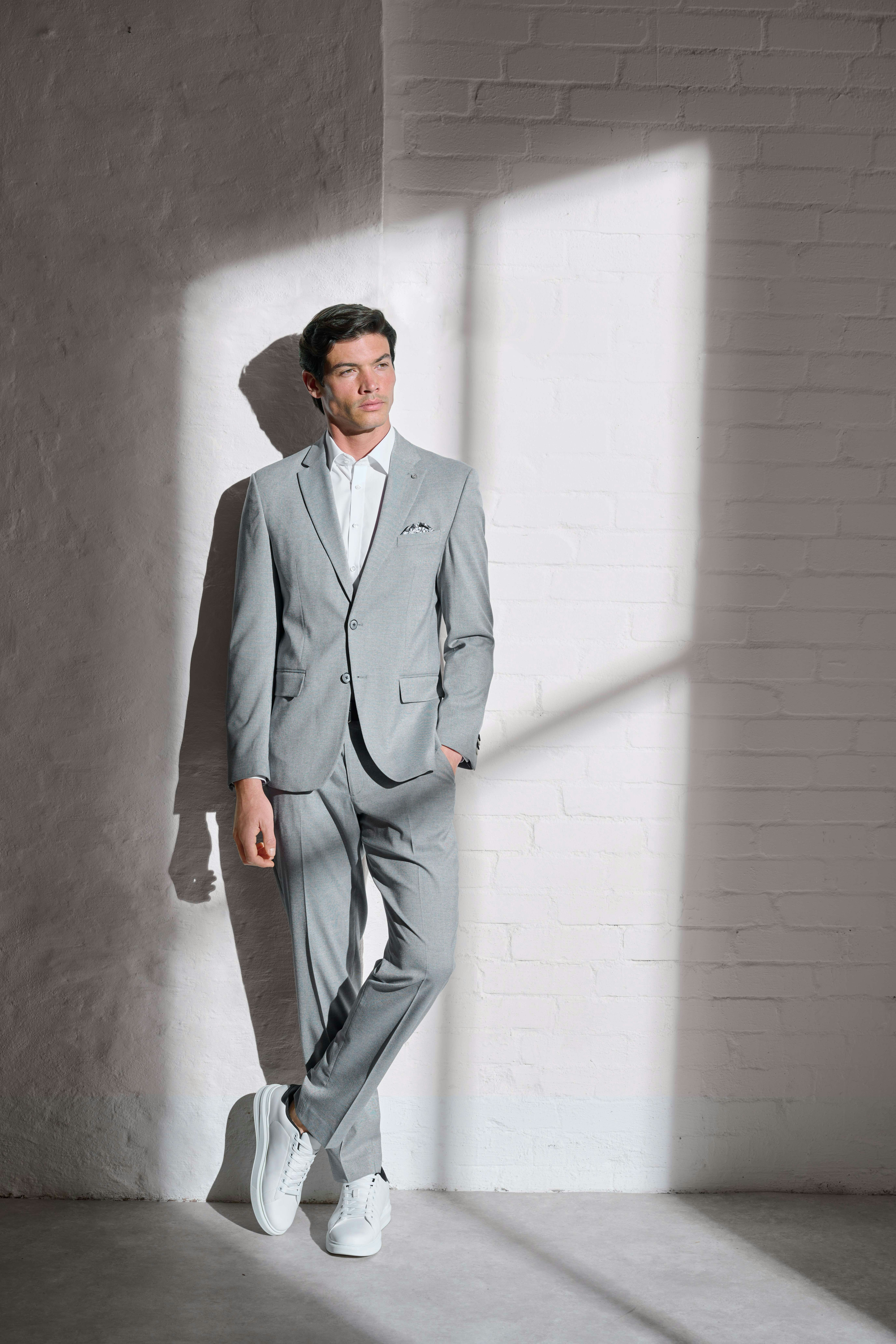 Junger Mann posiert mit einem grauen Sakko von VENTI
