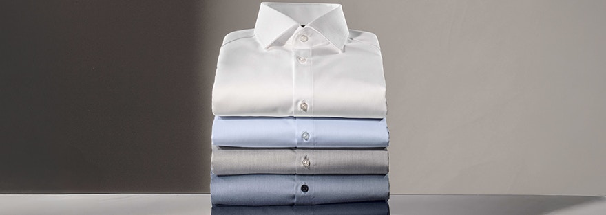Ein Stapel mit verschiedenen Businesshemden von VENTI