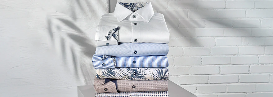 Ein Stapel mit verschiedenen Hemden von VENTI