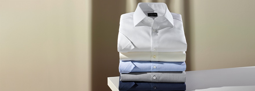 Ein Stapel mit verschiedenen Businesshemden von VENTI