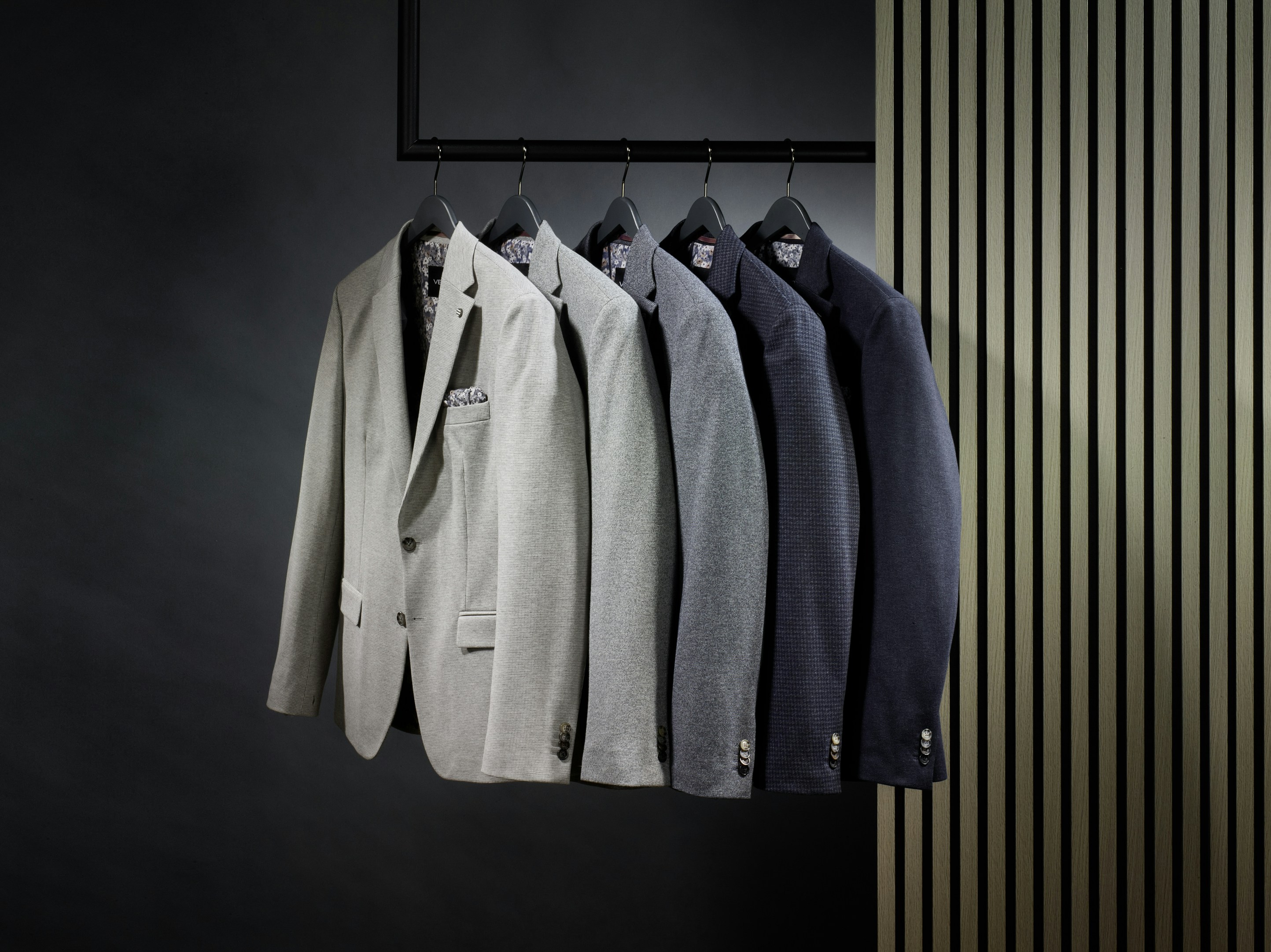 Sakkos in verschiedenen Farben von VENTI hängen an Kleiderbügel