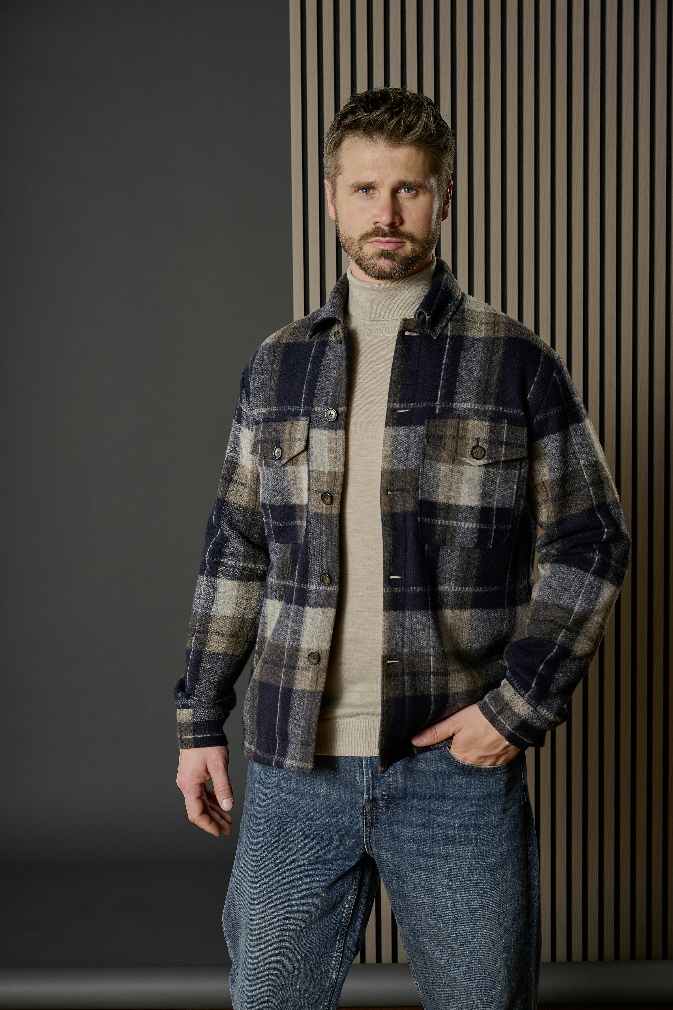 Thore Schölermann posiert mit einer blau karierten Hemdjacke von VENTI