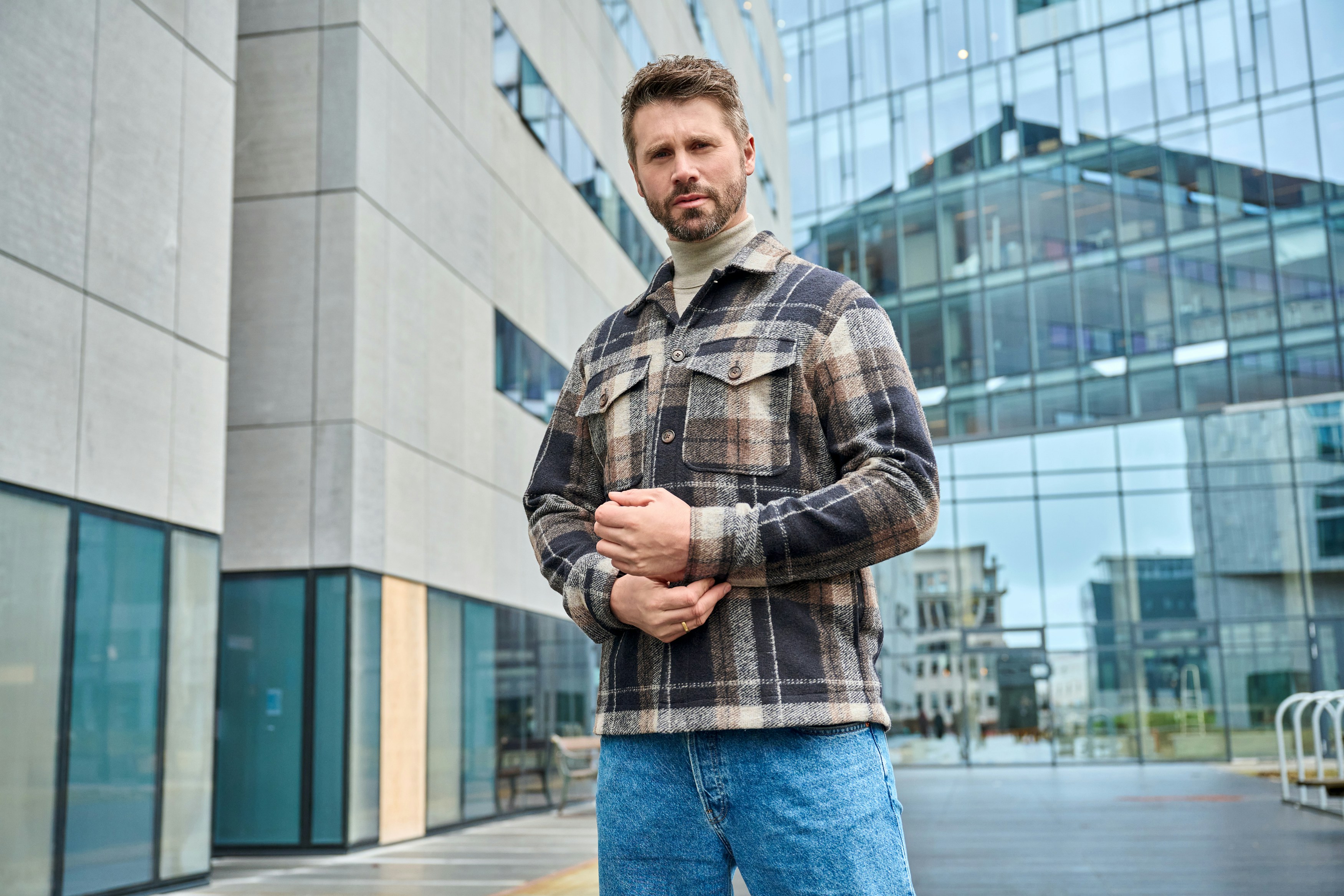 Thore Schölermann posiert mit einer Hemdjacke von VENTI