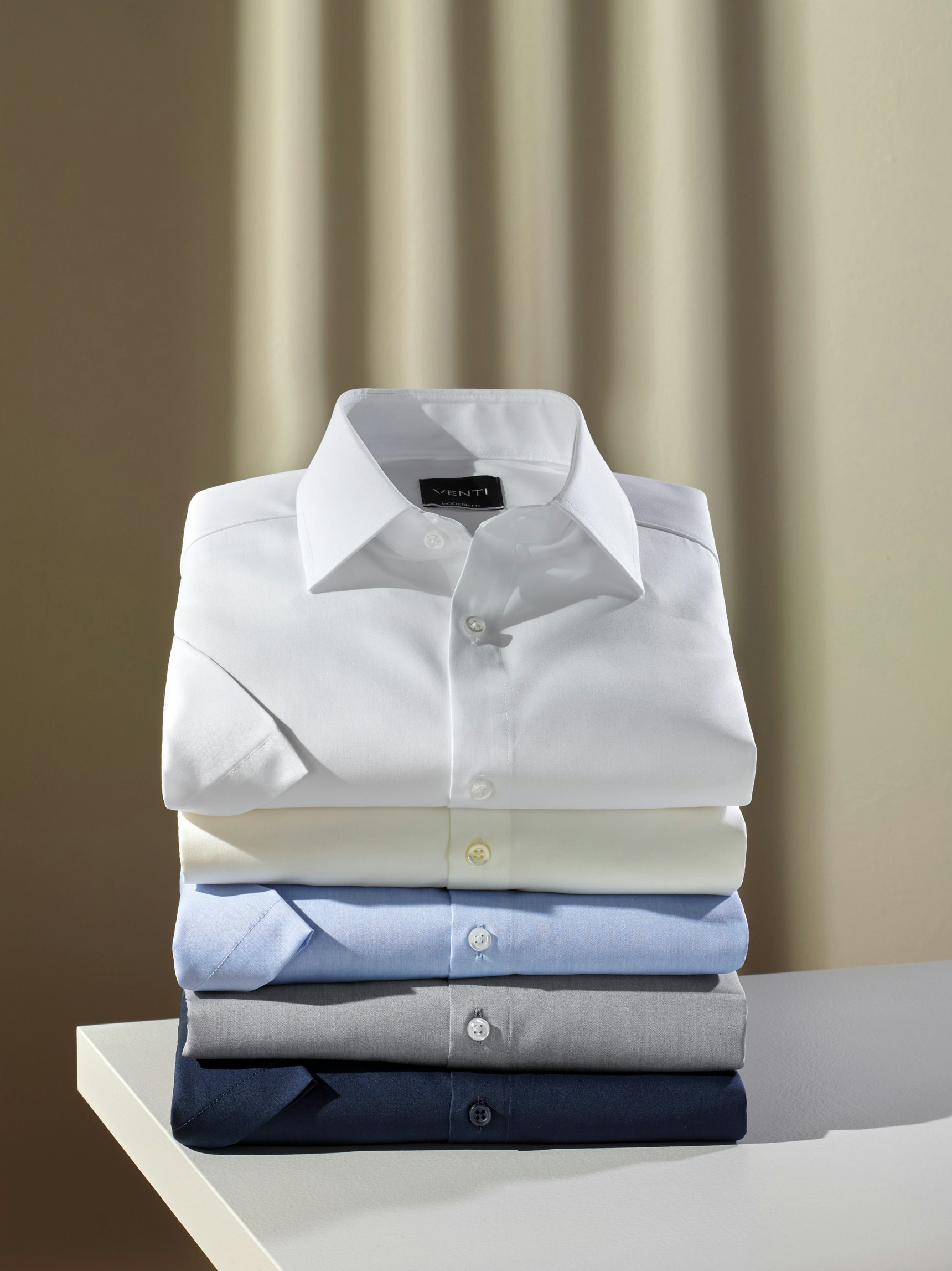 Ein Stapel mit Businesshemden von VENTI