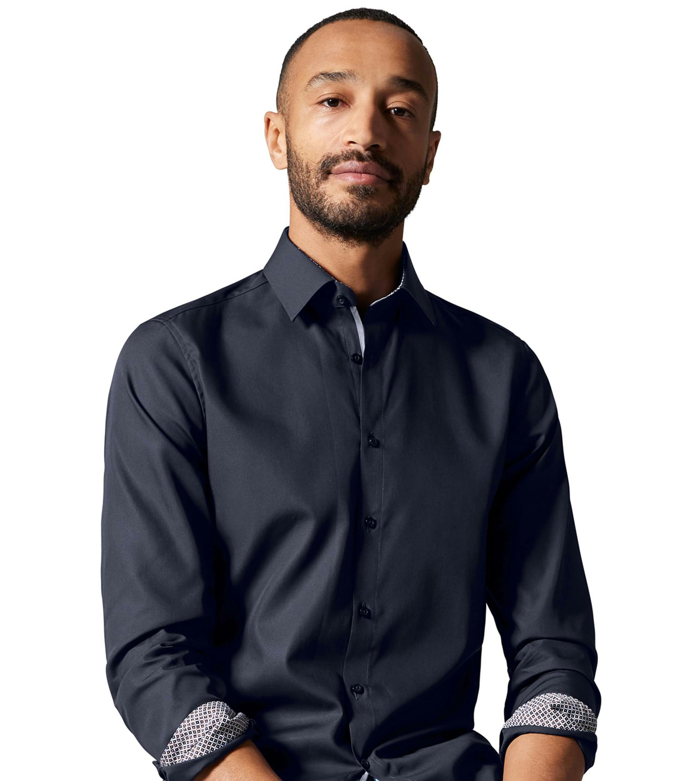 Junger Mann präsentiert ein dunkelblaues Hemd von VENTI