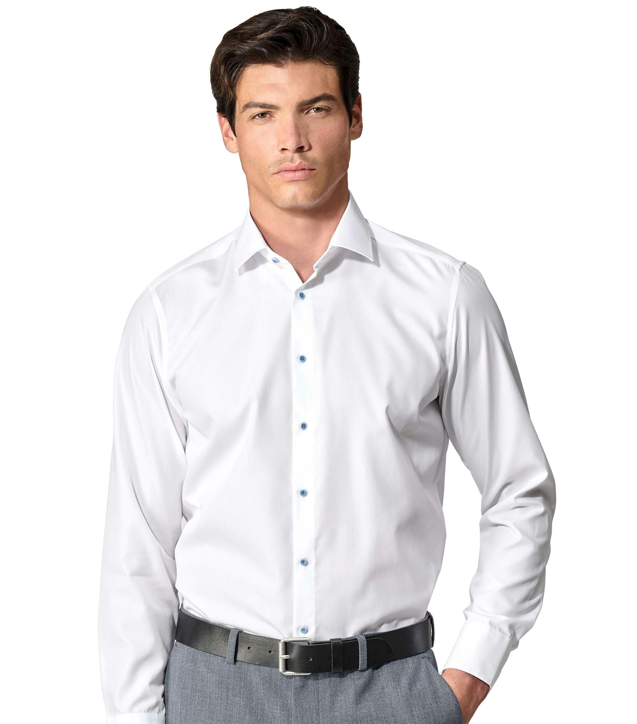 Junger Mann präsentiert ein weißes Businesshemd von VENTI