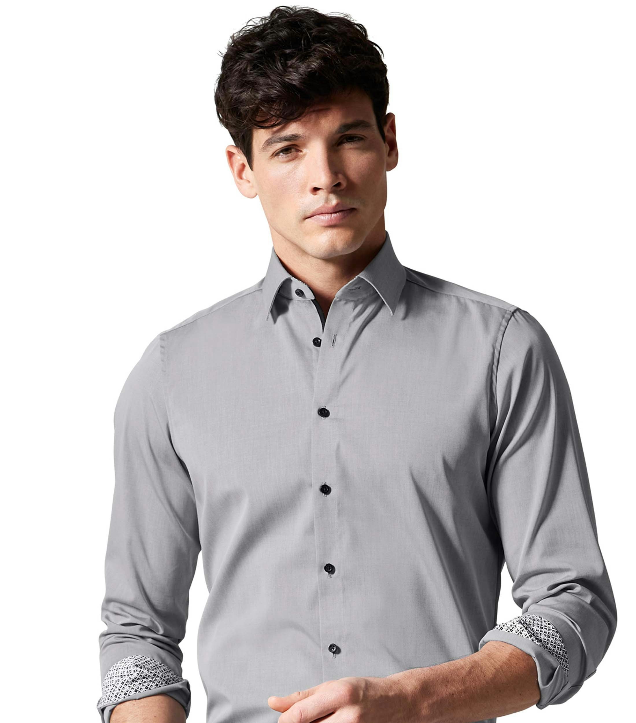 Junger Mann präsentiert ein graues Businesshemd von VENTI