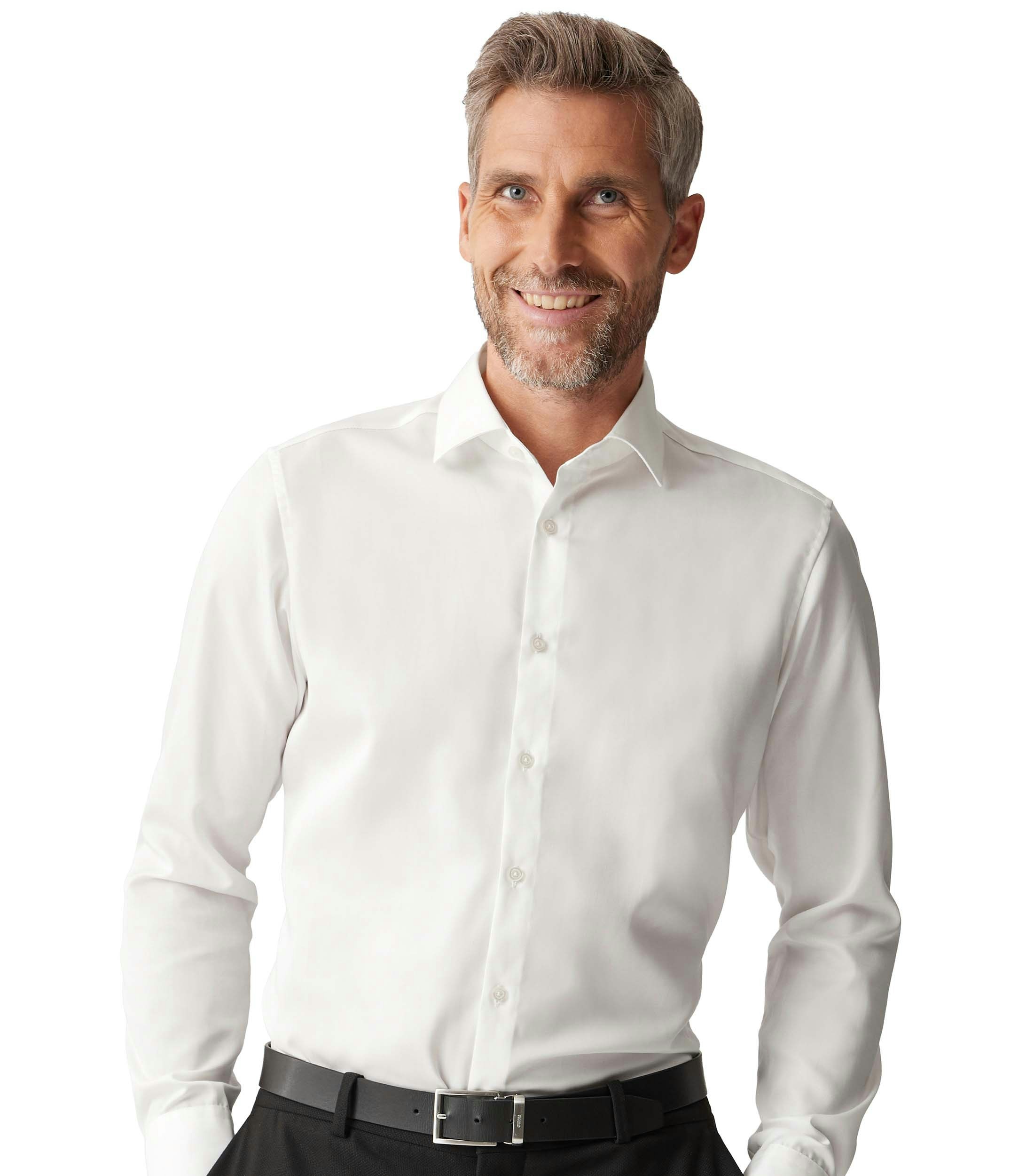 Älterer Mann posiert mit einem weißen Businesshemd von VENTI