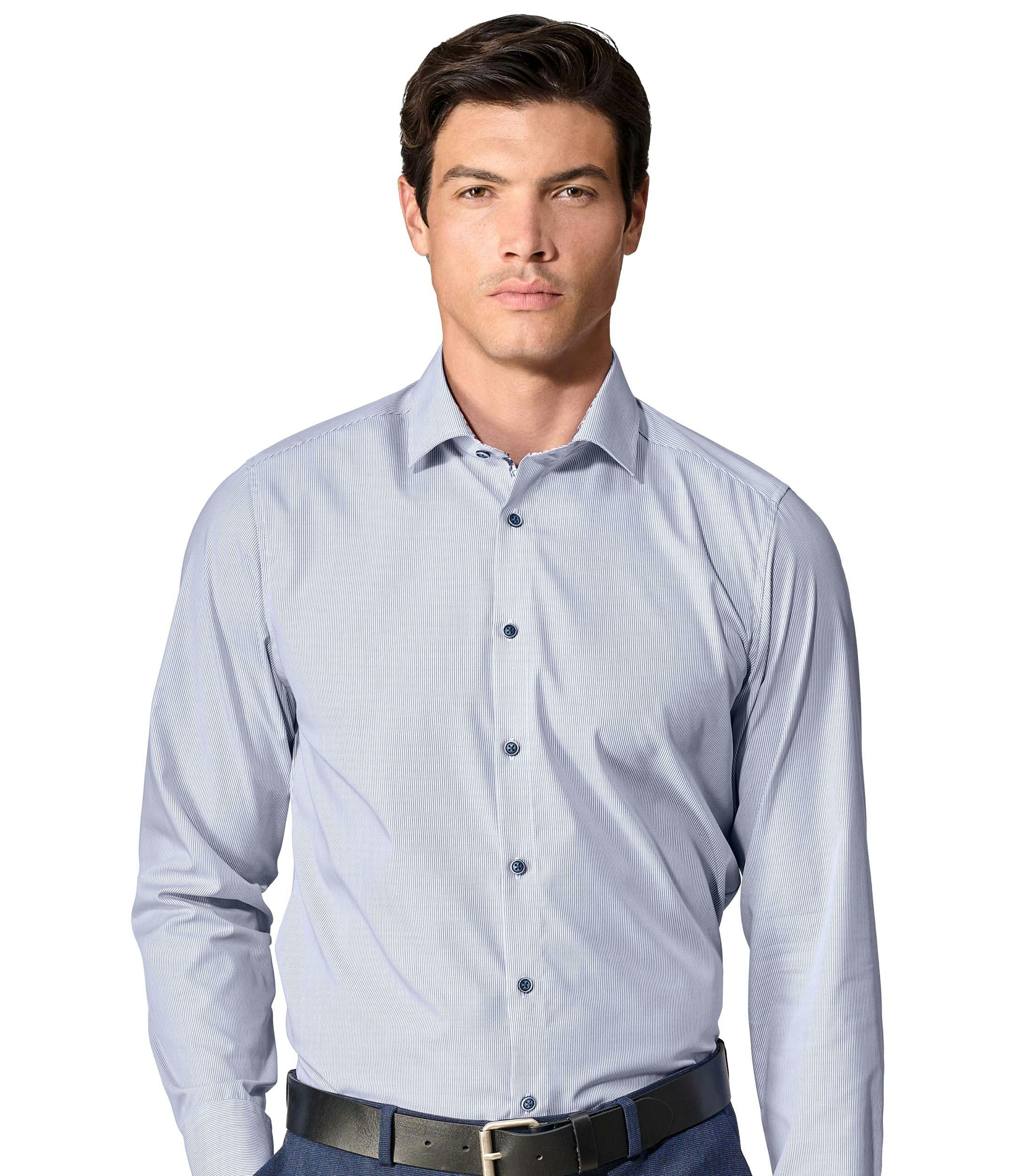 Junger Mann präsentiert ein gestreiftes Hemd von VENTI