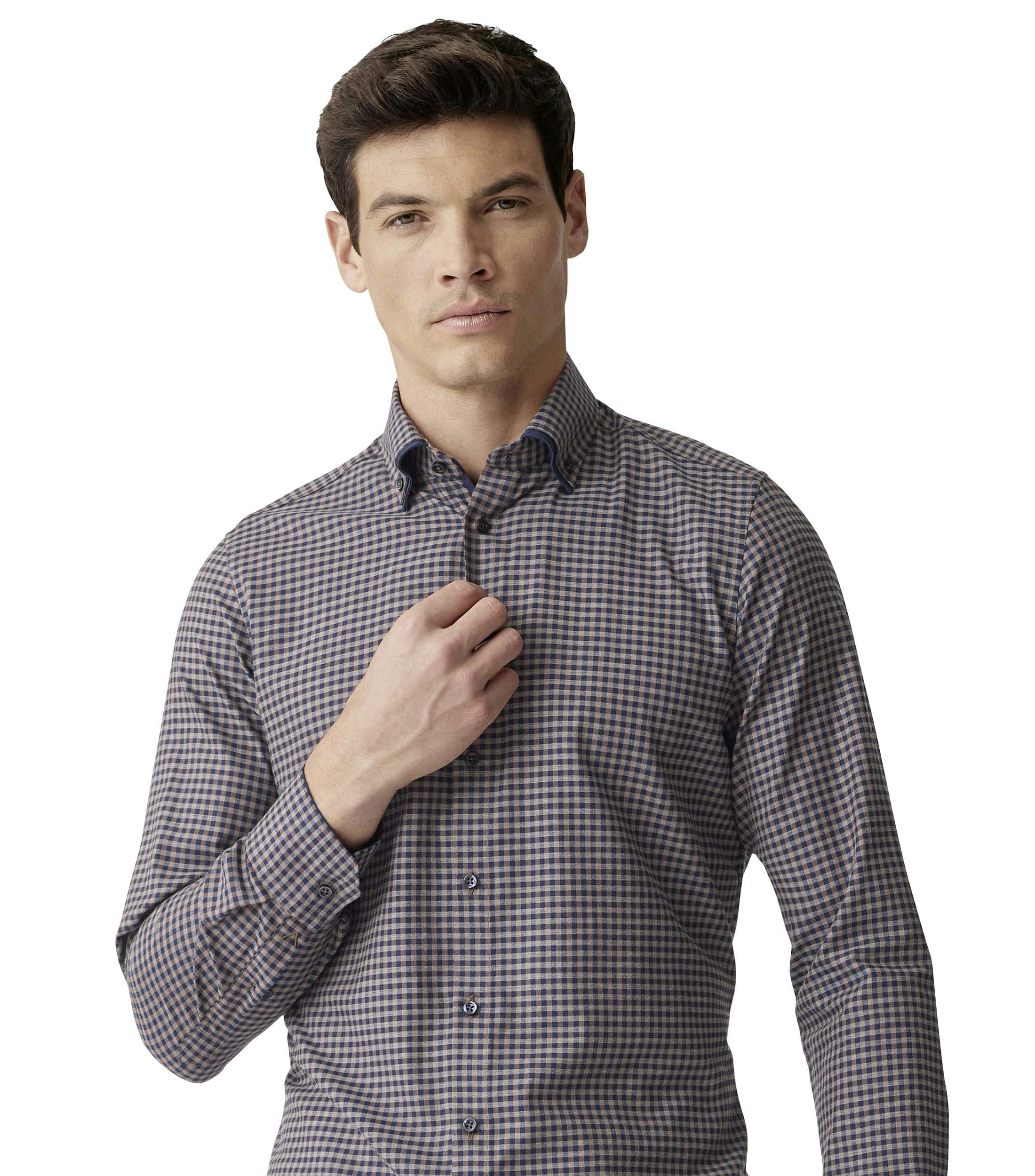 Junger Mann präsentiert ein kariertes Hemd von VENTI