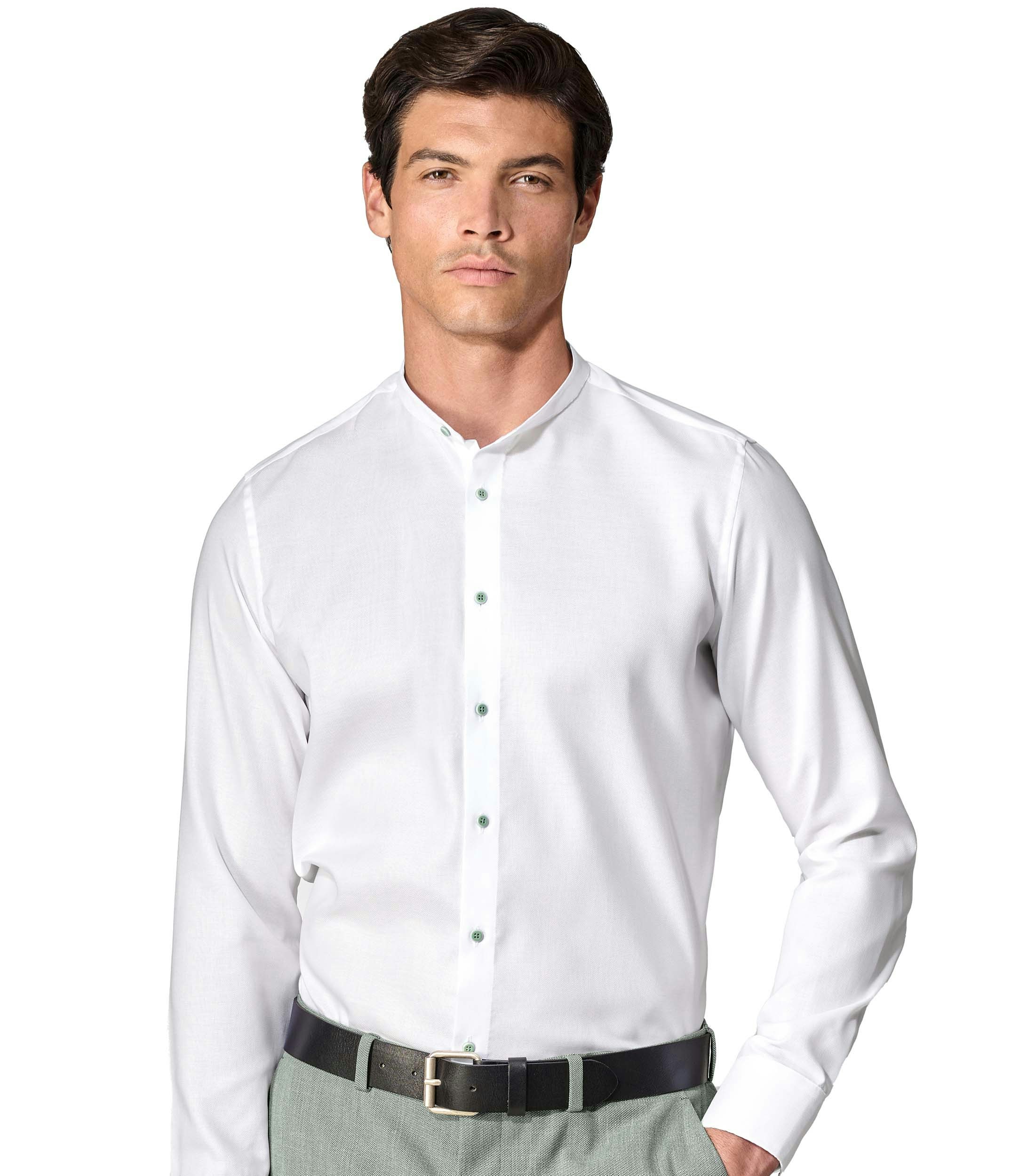 Junger Mann präsentiert ein weißes Uni Hemd von VENTI