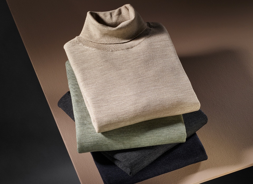 Strickpullover in verschiedenen Farben auf einem Stapel von VENTI