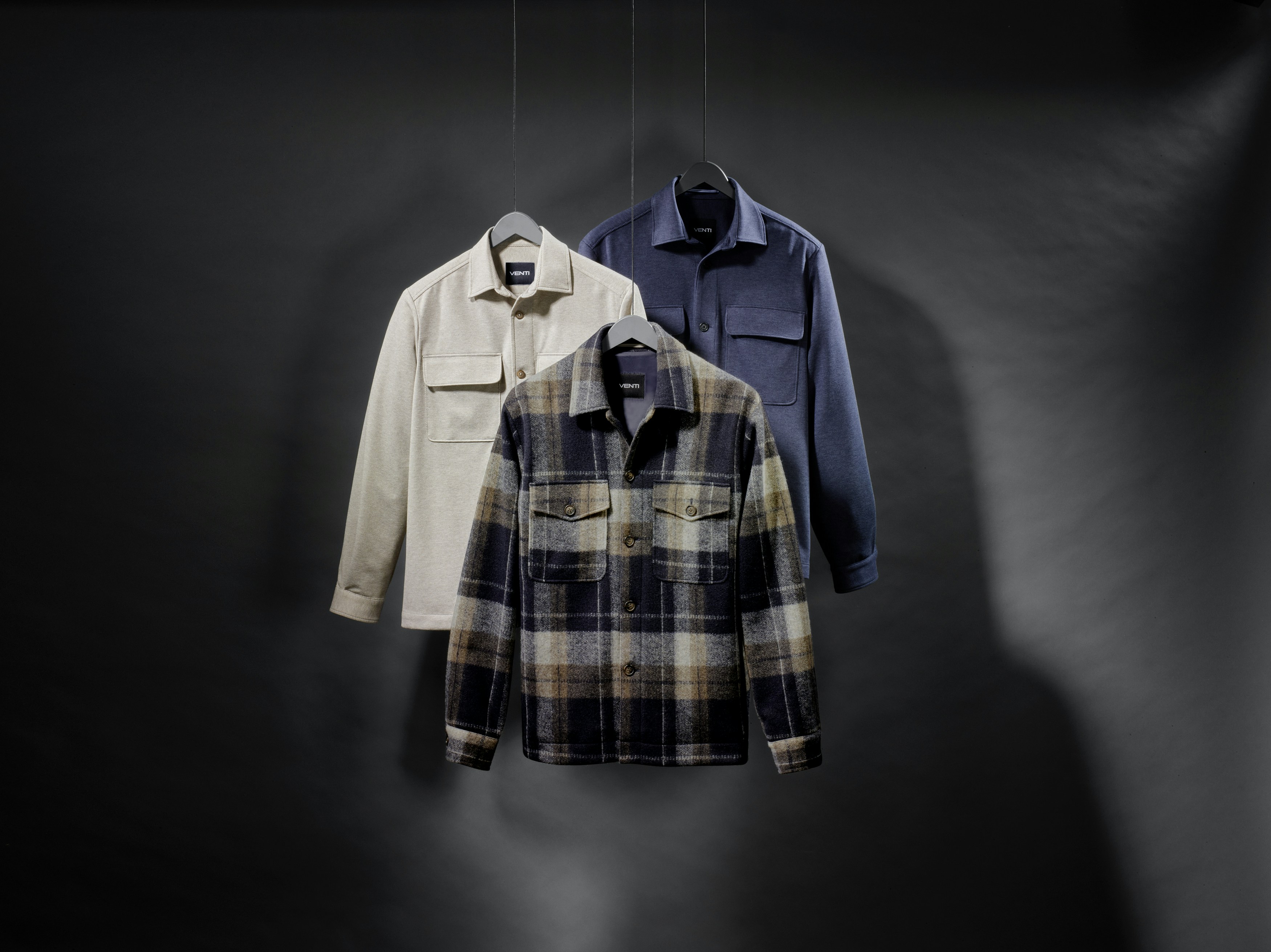 Eine Auswahl verschiedener Hemdjacken von VENTI hängen in der Luft