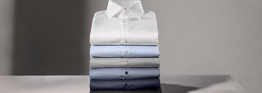 Ein Stapel mit Businesshemden von VENTI