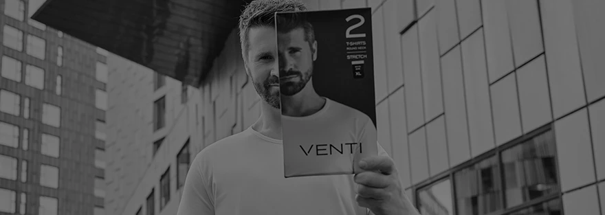 Thore Schölermann mit einem Doppelpack T-Shirts von VENTI