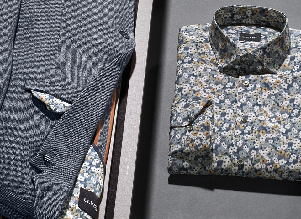 Eine Kombination aus Hemd und einem blauem sportlichem Sakko von VENTI liegen auf dem Tisch.