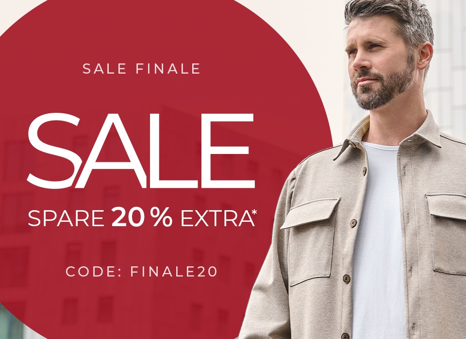 Thore Schölermann posiert mit einer beigen Hemdjacke von VENTI mit einem roten Sale Banner