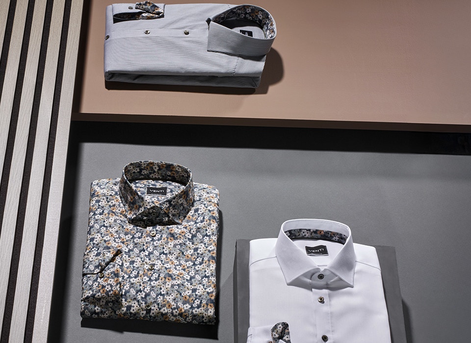 Verschiedene Hemden von VENTI liegen auf dem Tisch.