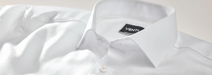 Ein weißes Hemde mit Kragen und sichtbarem VENTI-Label