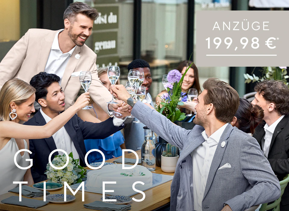 Mehrere Personen in eleganter Kleidung stoßen mit Gläsern an einem Tisch an, Männer tragen Anzüge und weiße Hemden