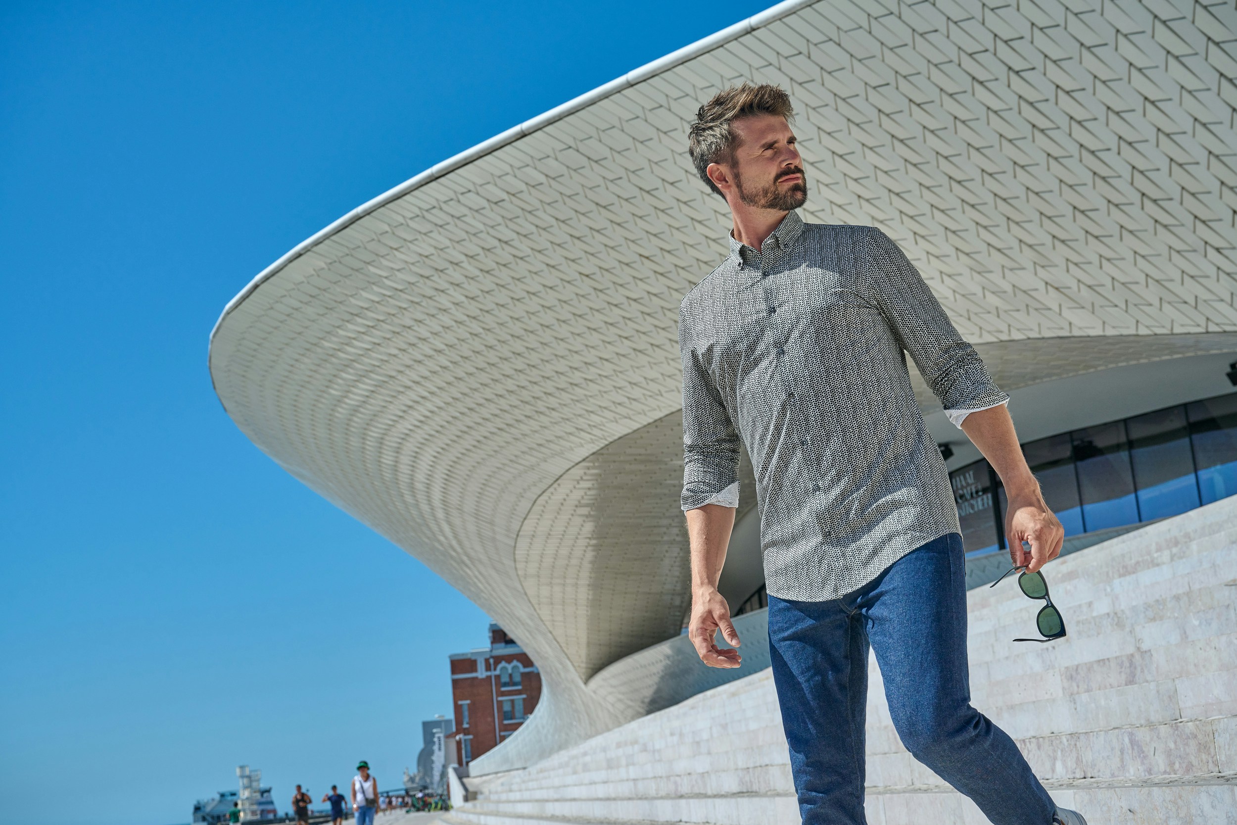 Thore Schölermann posiert mit einem Printhemd von Venti