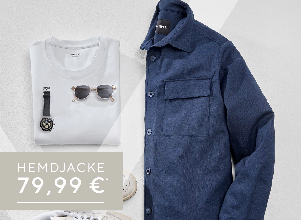 Blaue Hemdjacke liegt neben einem weißen T-Shirt und beigen Sneakern. Auf dem T-Shirt liegt eine Sonnenbrille und eine Uhr.